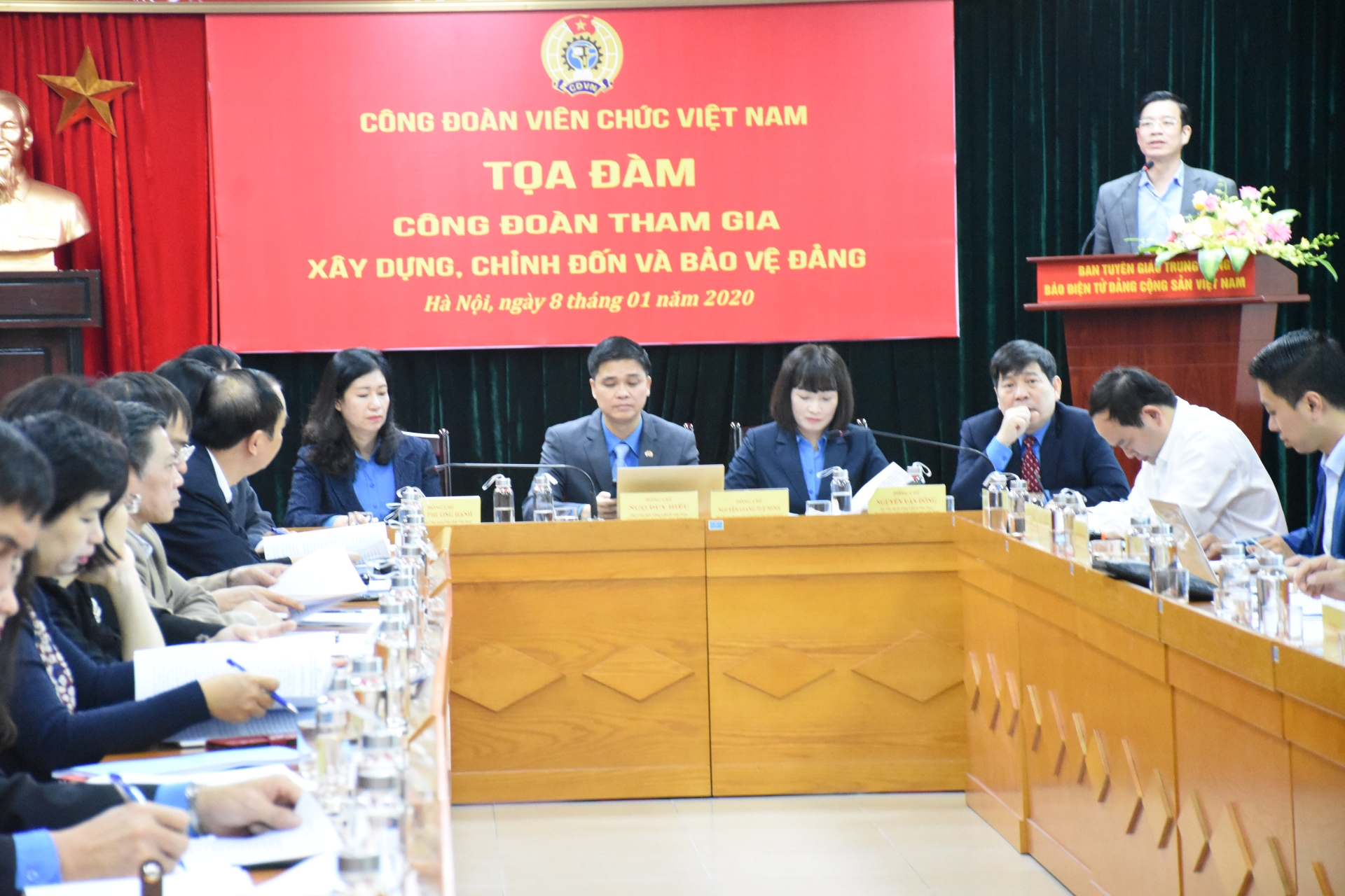Tổ chức tọa đàm “Công đoàn tham gia xây dựng, chỉnh đốn và bảo vệ Đảng” to chuc toa dam cong doan tham gia xay dung chinh don va bao ve dang