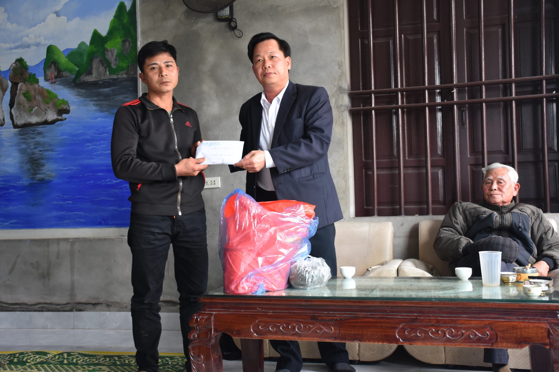 Gia đình nữ công nhân lao động bị tai biến sau sinh nhận được 76 triệu đồng tiền ủng hộ