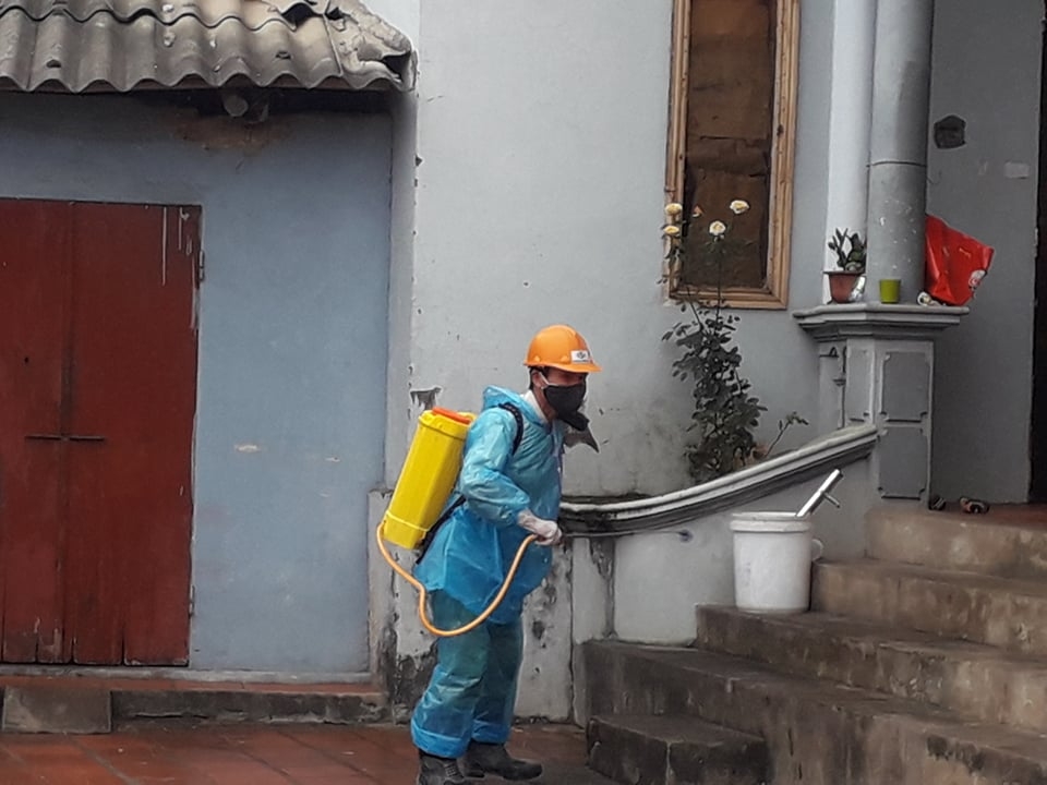 nhung hinh anh ben trong xa son loi sau hieu lenh cach ly