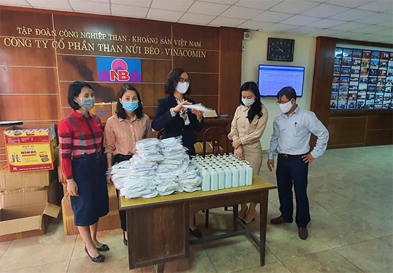 cd cp than nui beo phat 15000 chiec khau trang va 130 chai nuoc sat khuan cho nld