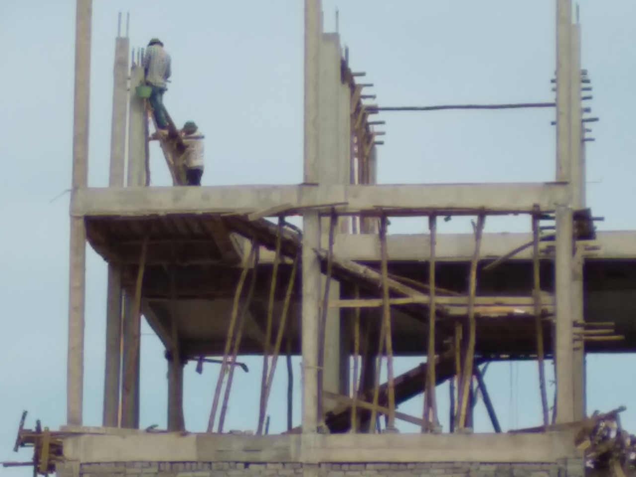 Đơn vị thi công, chủ đầu tư thờ ơ, rủi ro sẽ đẩy về phía người lao động