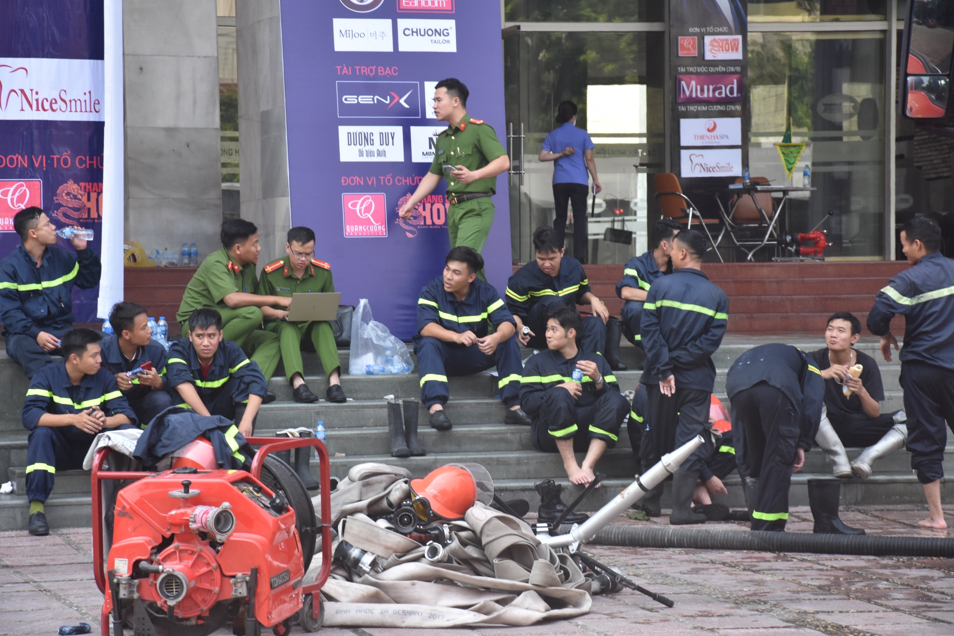 Cán bộ, chiến sỹ PCCC giải lao sau khi dập tắt đám cháy tại Cung văn hóa Việt - Xô can bo chien sy pccc giai lao sau khi dap tat dam chay tai cung van hoa viet xo