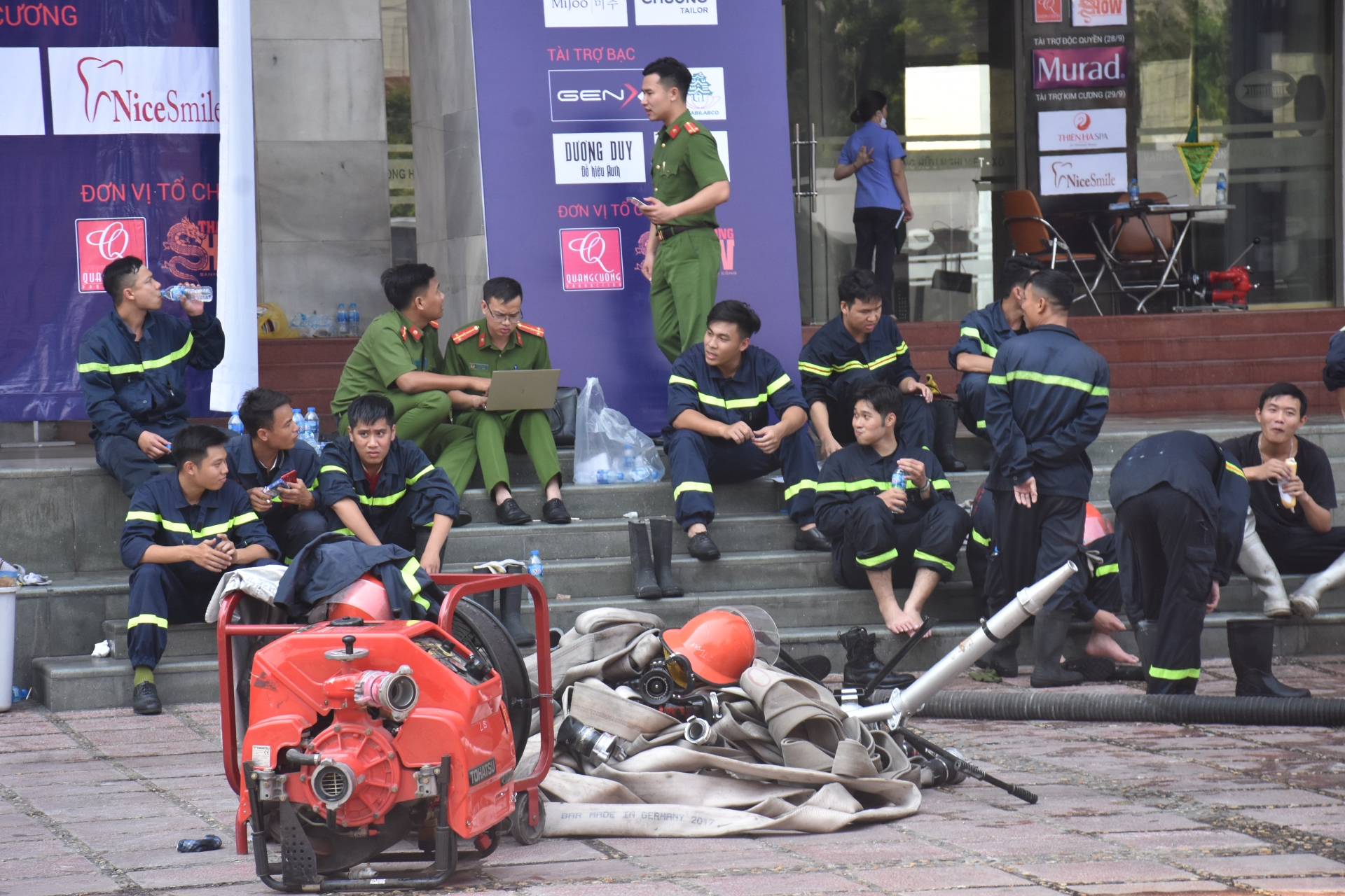 Cán bộ, chiến sỹ PCCC giải lao sau khi dập tắt đám cháy tại Cung văn hóa Việt  - Xô