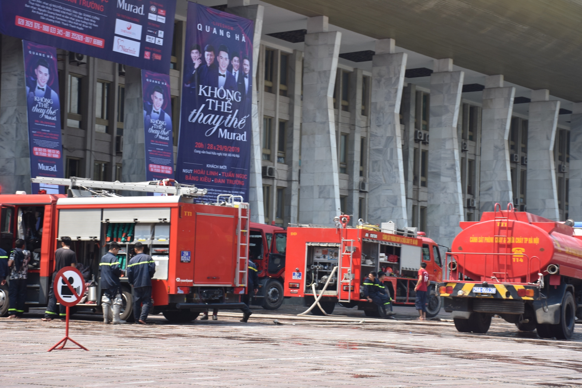 Cán bộ, chiến sỹ PCCC giải lao sau khi dập tắt đám cháy tại Cung văn hóa Việt - Xô can bo chien sy pccc giai lao sau khi dap tat dam chay tai cung van hoa viet xo