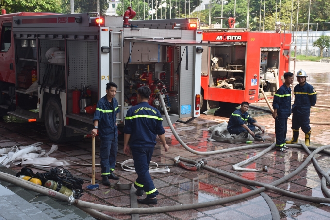 Cán bộ, chiến sỹ PCCC giải lao sau khi dập tắt đám cháy tại Cung văn hóa Việt - Xô can bo chien sy pccc giai lao sau khi dap tat dam chay tai cung van hoa viet xo