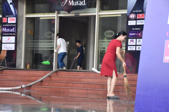 Cán bộ, chiến sỹ PCCC giải lao sau khi dập tắt đám cháy tại Cung văn hóa Việt - Xô can bo chien sy pccc giai lao sau khi dap tat dam chay tai cung van hoa viet xo