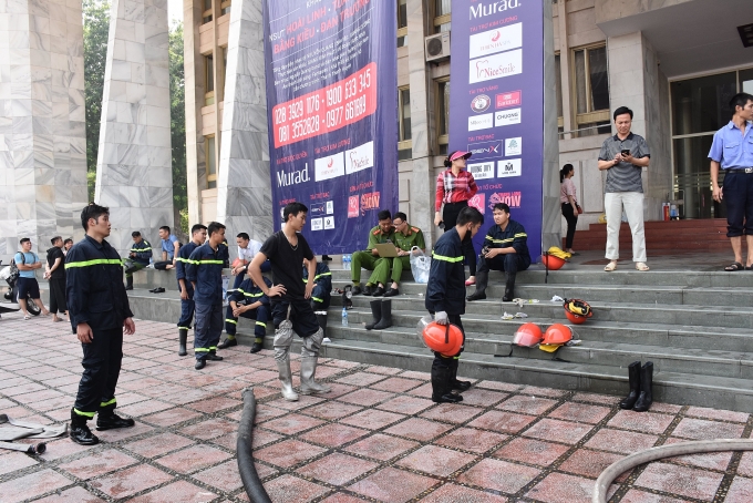 Cán bộ, chiến sỹ PCCC giải lao sau khi dập tắt đám cháy tại Cung văn hóa Việt - Xô can bo chien sy pccc giai lao sau khi dap tat dam chay tai cung van hoa viet xo