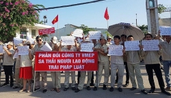 rong ra thang troi cong nhan van doi truoc nha may de doi doi thoai