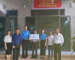 Bàn giao Mái ấm Công đoàn cho đoàn viên khó khăn