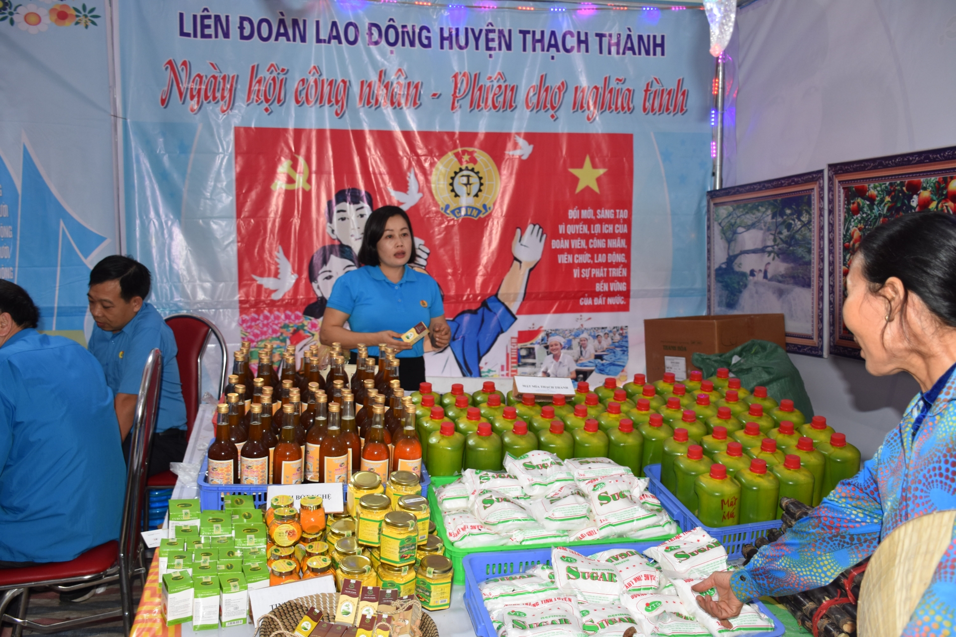 Công nhân lao động Thanh Hóa nô nức tham gia Ngày hội Công nhân - Phiên chợ nghĩa tình cong nhan lao dong thanh hoa no nuc tham gia ngay hoi cong nhan phien cho nghia tinh