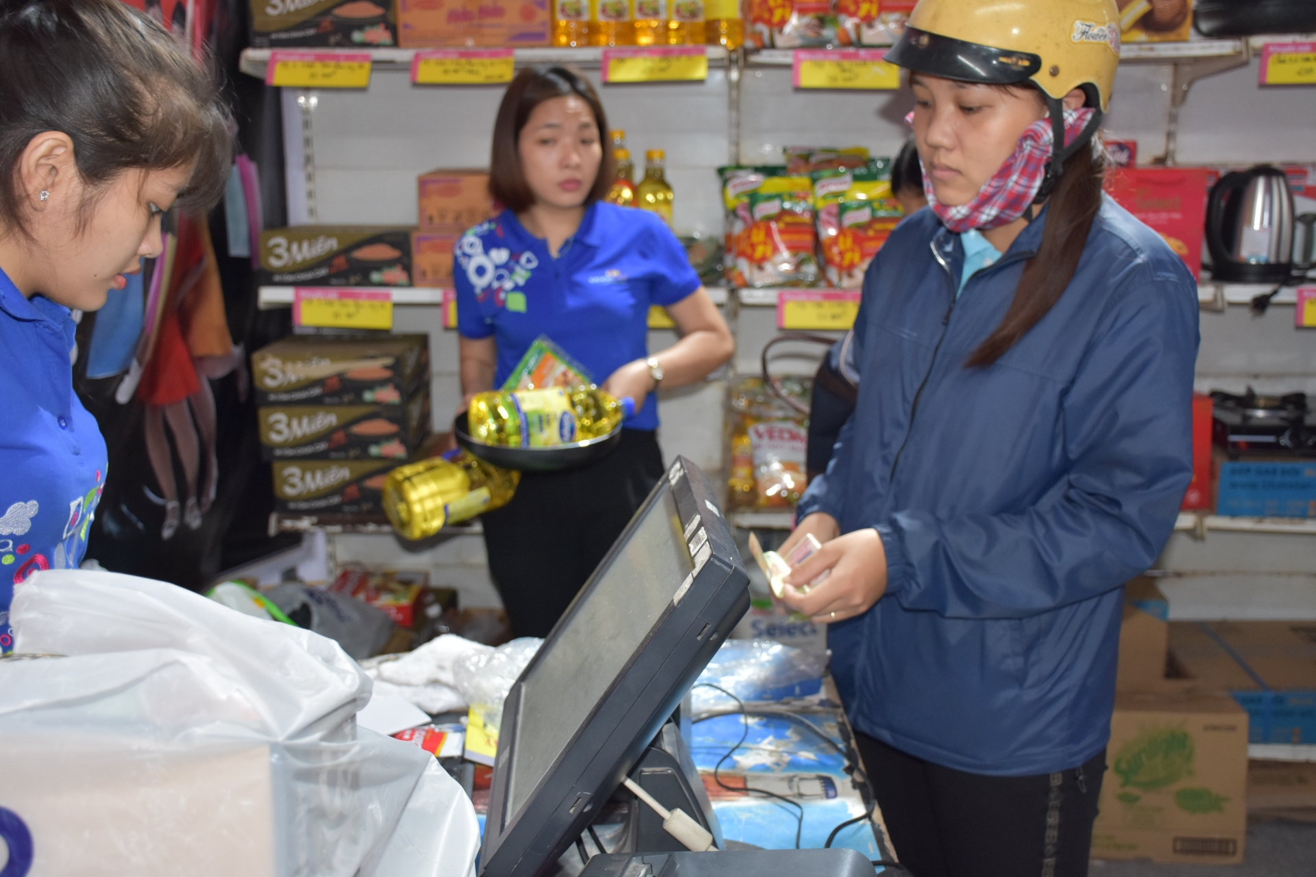 Công nhân lao động Thanh Hóa nô nức tham gia Ngày hội Công nhân - Phiên chợ nghĩa tình cong nhan lao dong thanh hoa no nuc tham gia ngay hoi cong nhan phien cho nghia tinh