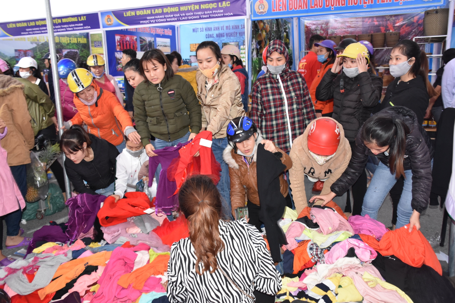 Công nhân lao động Thanh Hóa nô nức tham gia Ngày hội Công nhân - Phiên chợ nghĩa tình cong nhan lao dong thanh hoa no nuc tham gia ngay hoi cong nhan phien cho nghia tinh