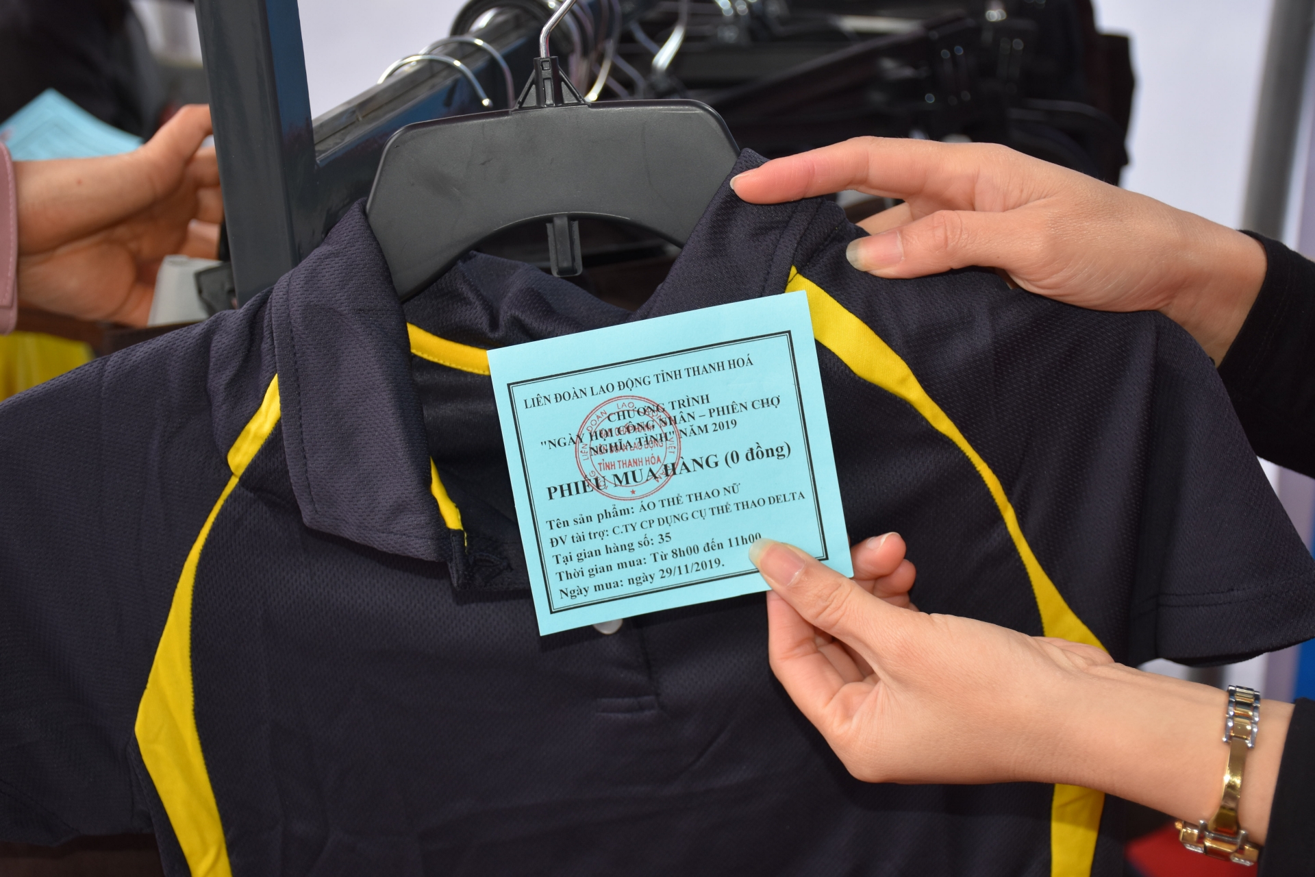 Công nhân lao động Thanh Hóa nô nức tham gia Ngày hội Công nhân - Phiên chợ nghĩa tình cong nhan lao dong thanh hoa no nuc tham gia ngay hoi cong nhan phien cho nghia tinh