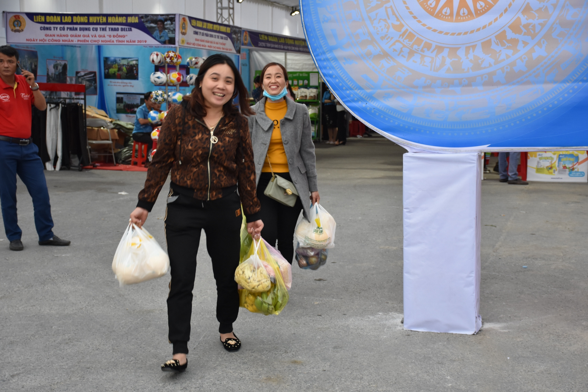 Công nhân lao động Thanh Hóa nô nức tham gia Ngày hội Công nhân - Phiên chợ nghĩa tình cong nhan lao dong thanh hoa no nuc tham gia ngay hoi cong nhan phien cho nghia tinh