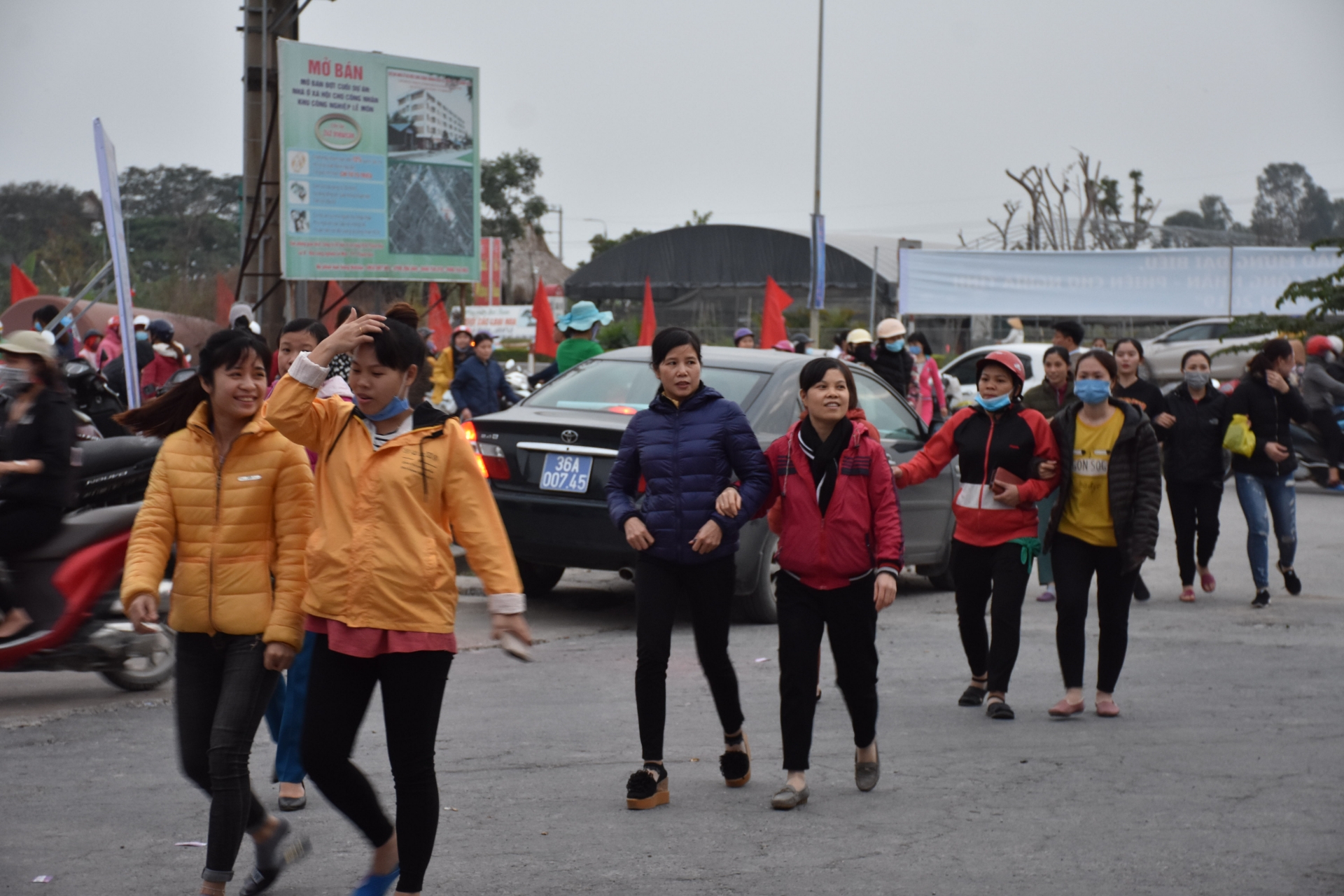 Công nhân lao động Thanh Hóa nô nức tham gia Ngày hội Công nhân - Phiên chợ nghĩa tình cong nhan lao dong thanh hoa no nuc tham gia ngay hoi cong nhan phien cho nghia tinh