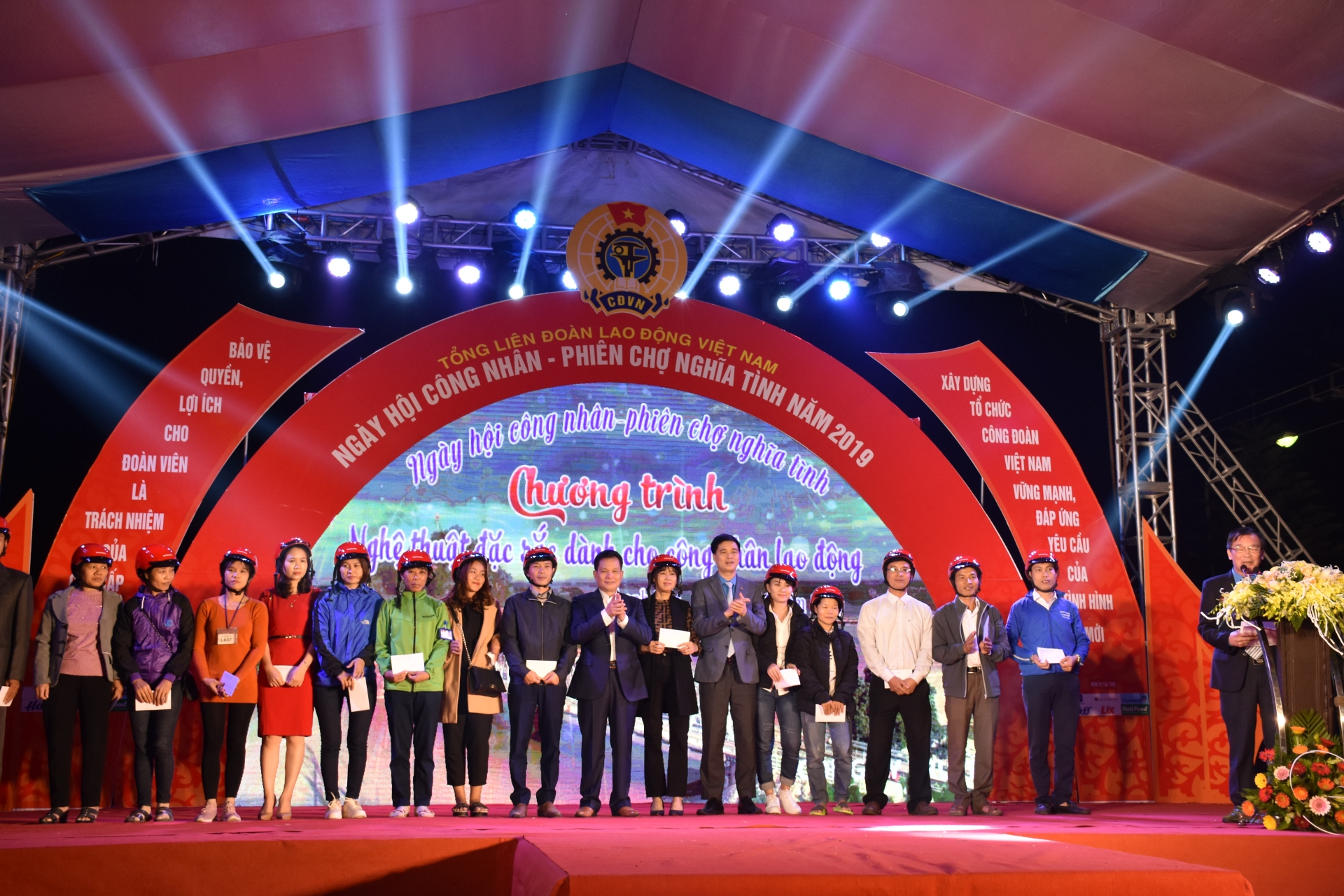 Hàng ngàn sản phẩm, hàng trăm suất quà được trao cho công nhân lao động Thanh Hóa