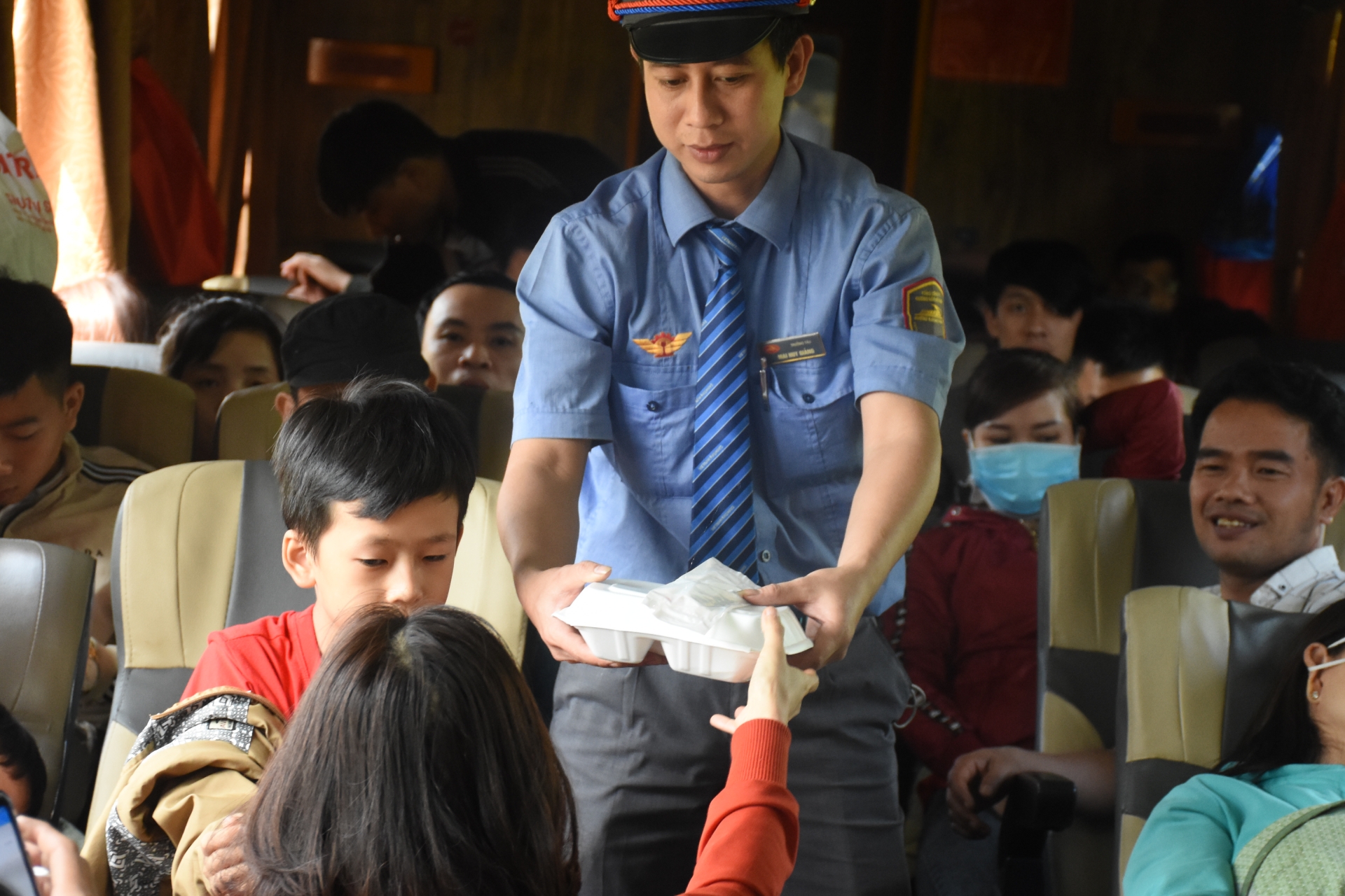 Có một chuyến tàu mang tên đoàn viên co mot chuyen tau mang ten doan vien