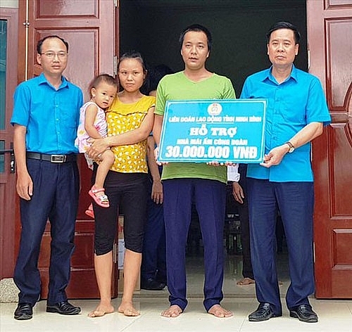 Liên đoàn Lao động và Công đoàn các Khu công nghiệp hỗ trợ công nhân xây dựng mái ấm lien doan lao dong va cong doan cac kcn ho tro nguoi lao dong xay dung mai am