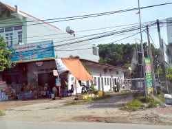 xe toyota prado bi no lop boc chay du doi tren pho