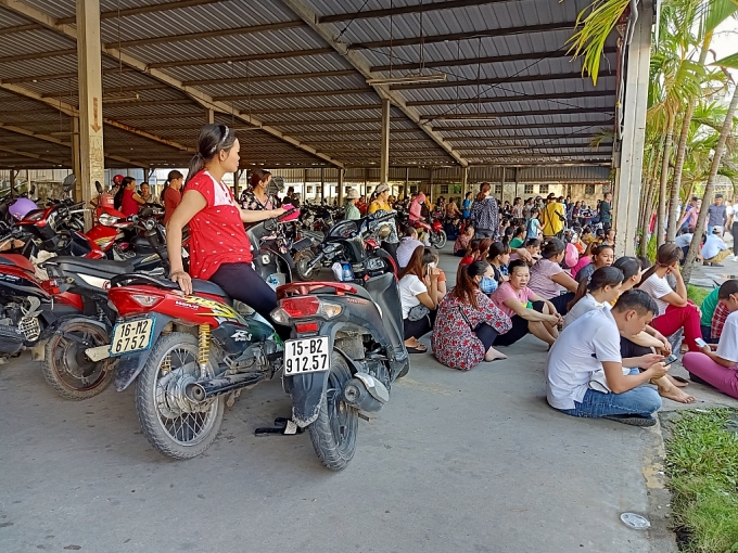 hinh anh cong nhan kaiyang ngoi va vat mon moi cho giai quyet che do lao dong