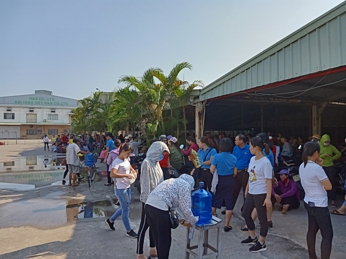 hinh anh cong nhan kaiyang ngoi va vat mon moi cho giai quyet che do lao dong