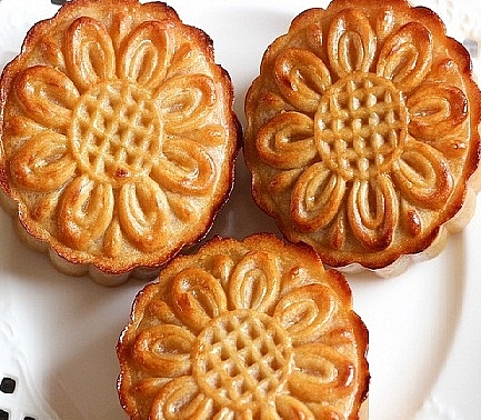 Cách chọn bánh trung thu chuẩn ngon, tránh hàng kém chất lượng cach chon banh trung thu chuan ngon tranh hang kem chat luong