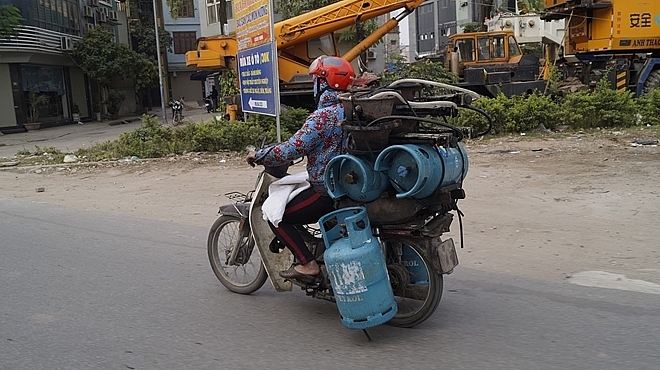 dung xe may van chuyen bom di dong noi am anh cua nguoi di duong