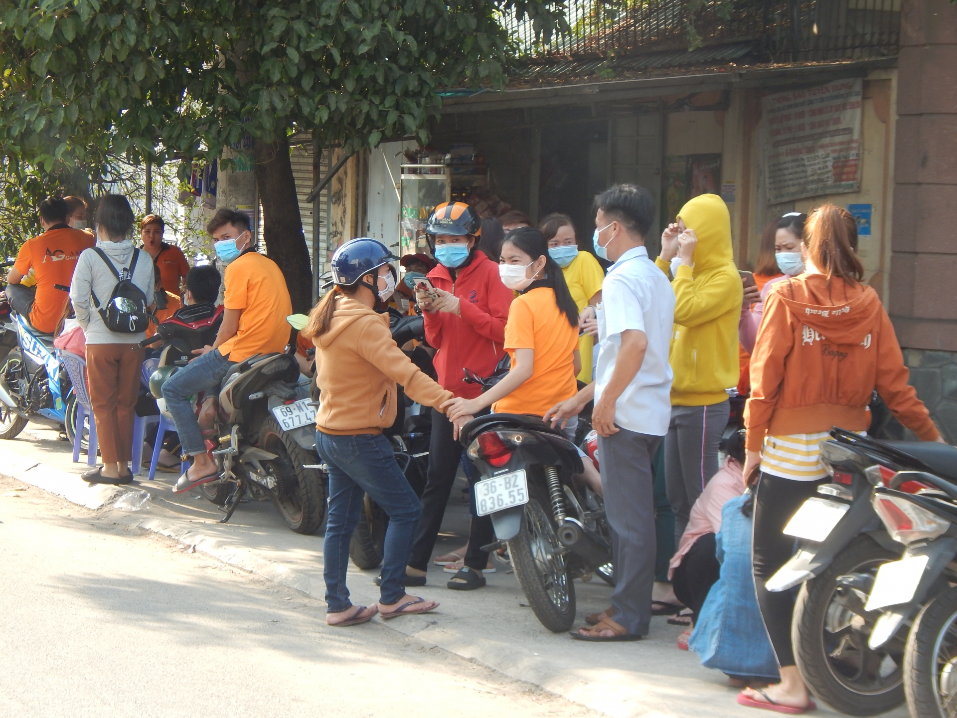 TP HCM: Hàng trăm công nhân đội nắng tập trung trước cổng công ty đòi quyền lợi