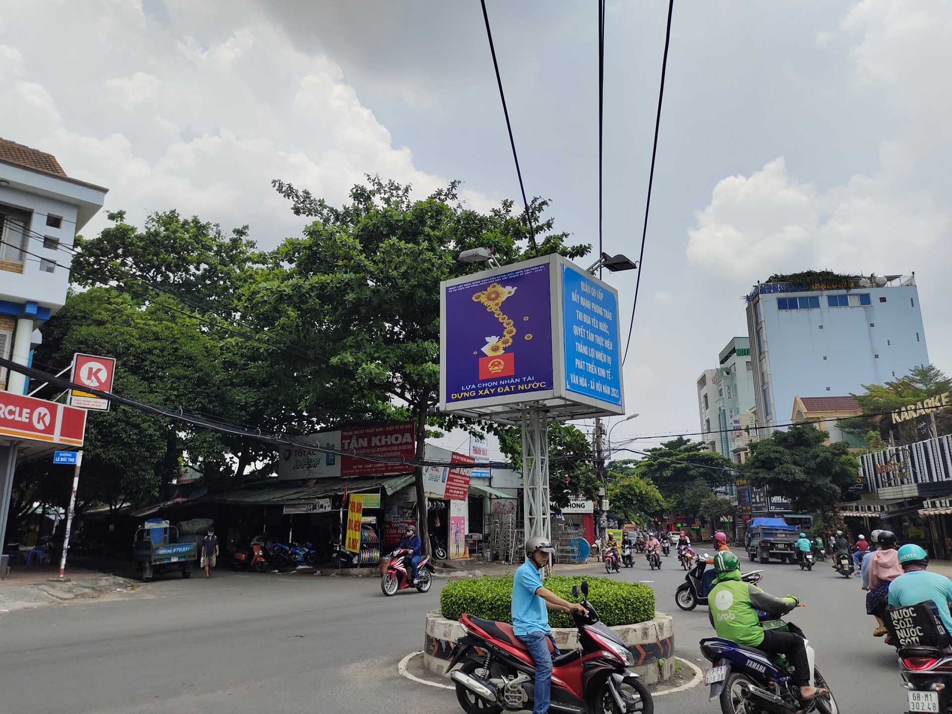 Nhân lên không khí phấn khởi của ngày hội toàn dân