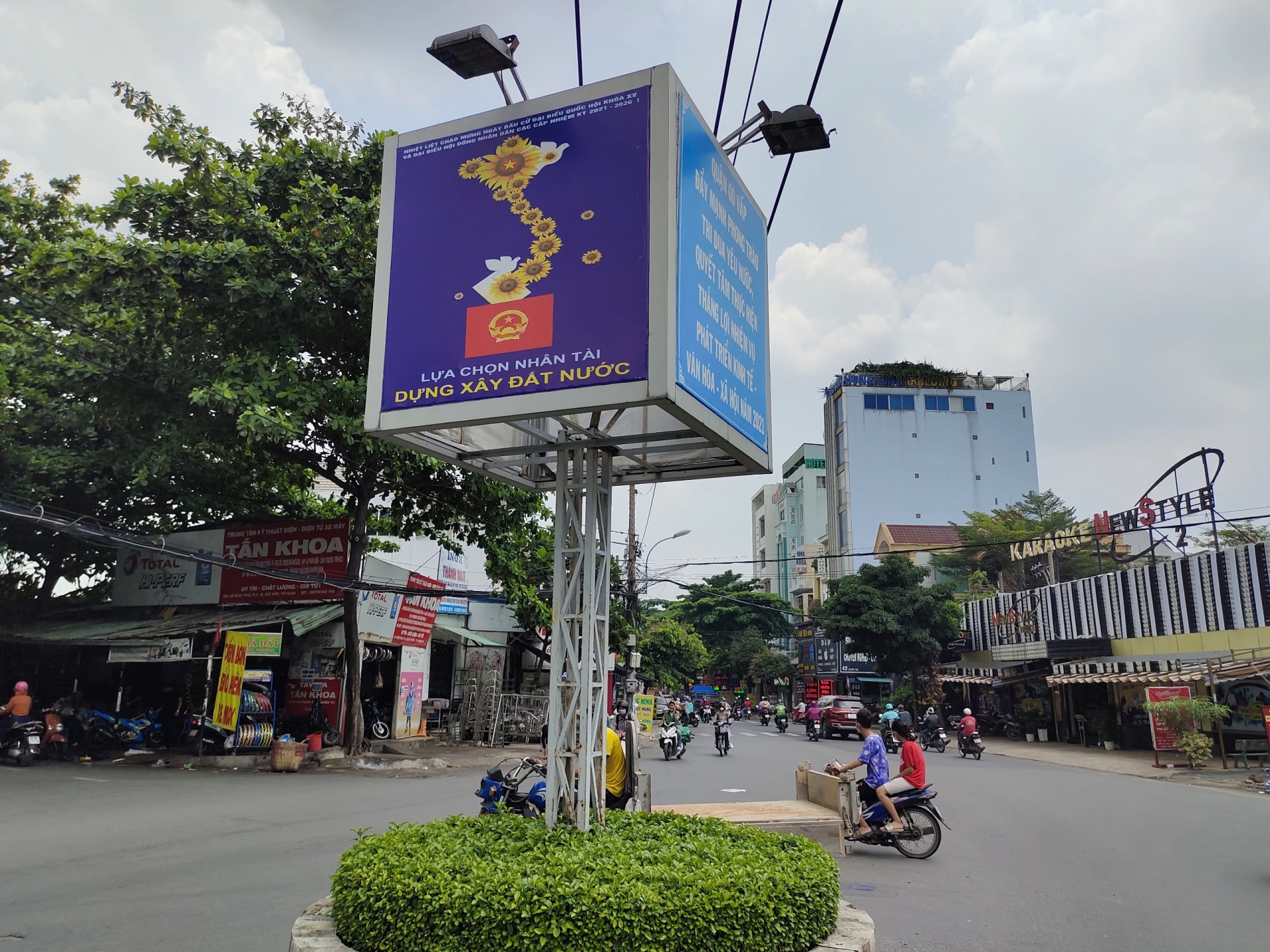 Nhân lên không khí phấn khởi của ngày hội toàn dân