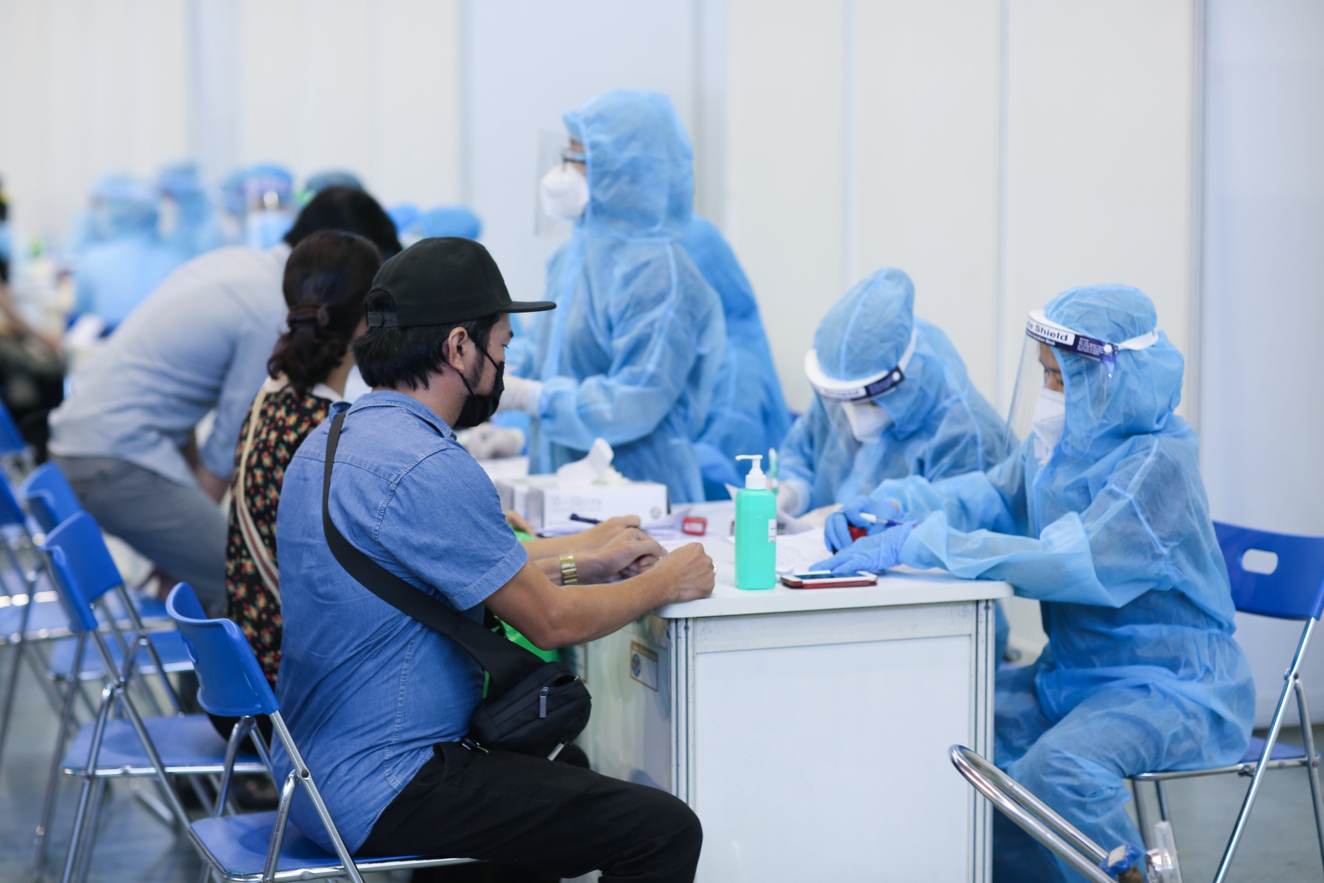 Người dân mong muốn vắc xin được tiêm đúng đối tượng ưu tiên Người dân mong muốn vắc xin được tiêm đúng đối tượng ưu tiên