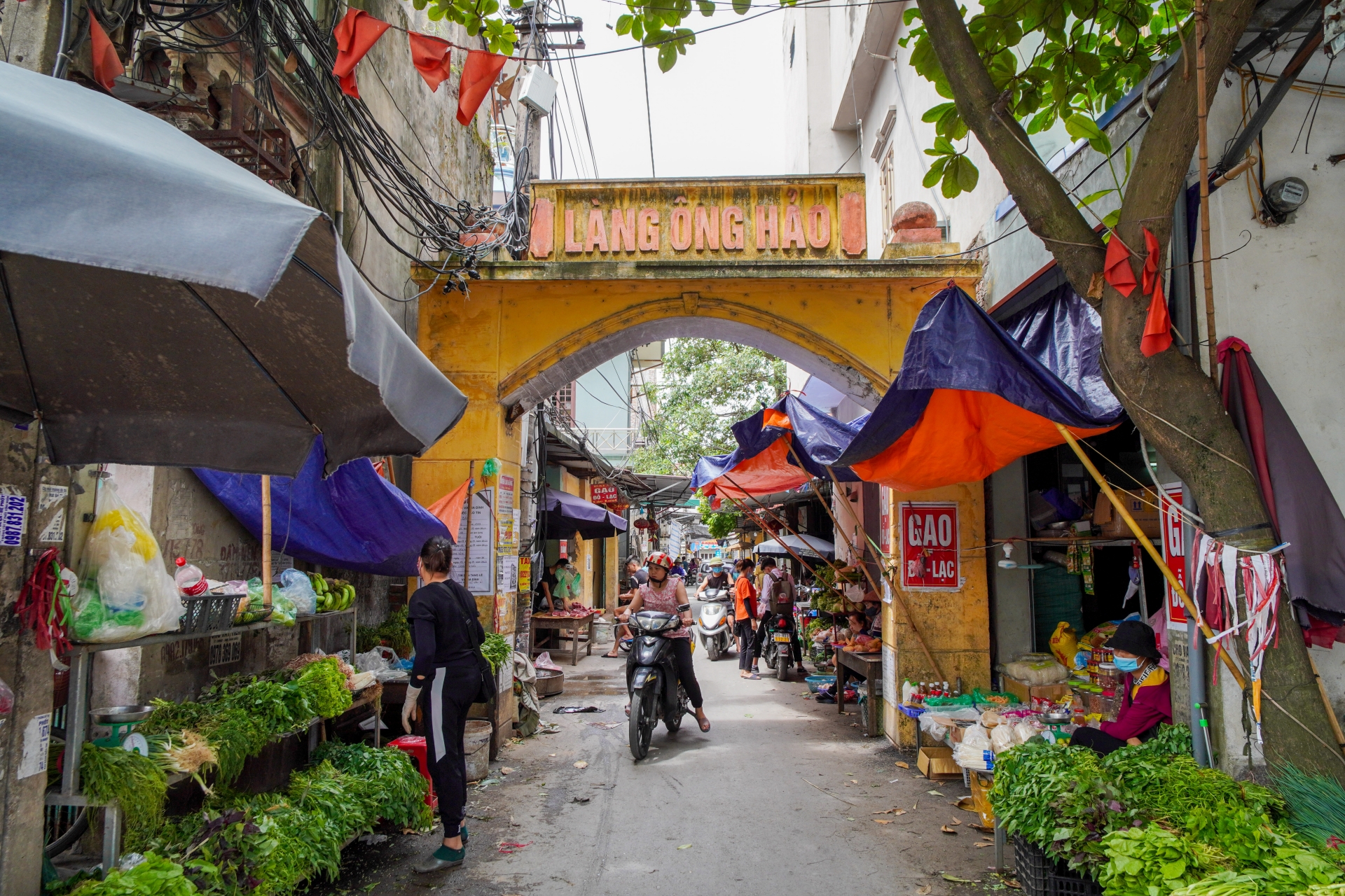 Những người thợ bên trong vẫn đang tất bật sản xuất trống, nhưng nhiều nhất là mặt nạ giấy bồi để có thể kịp thời cung cấp mặt hàng đậm nét văn hóa dâ