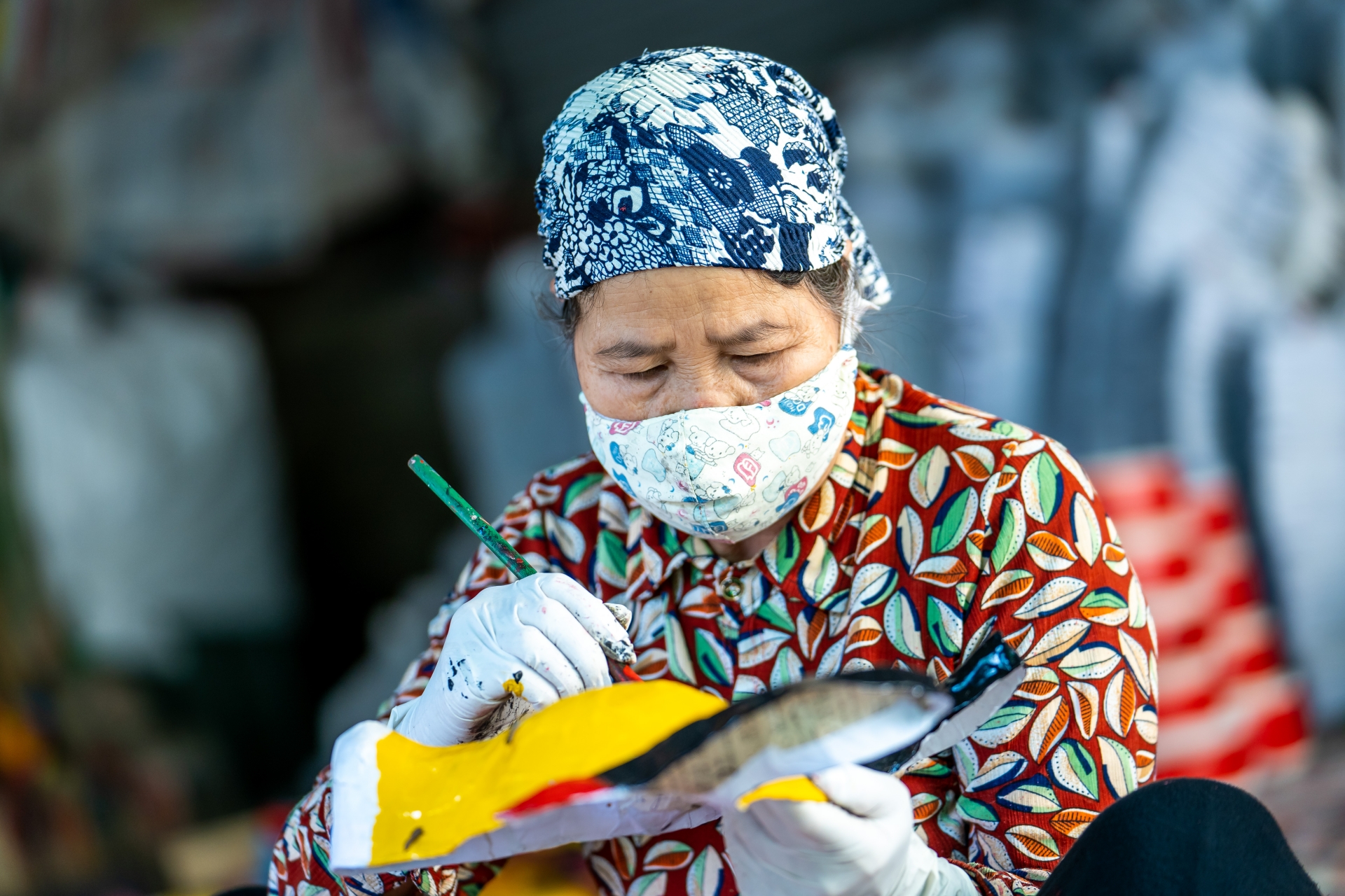 Những người thợ bên trong vẫn đang tất bật sản xuất trống, nhưng nhiều nhất là mặt nạ giấy bồi để có thể kịp thời cung cấp mặt hàng đậm nét văn hóa dâ