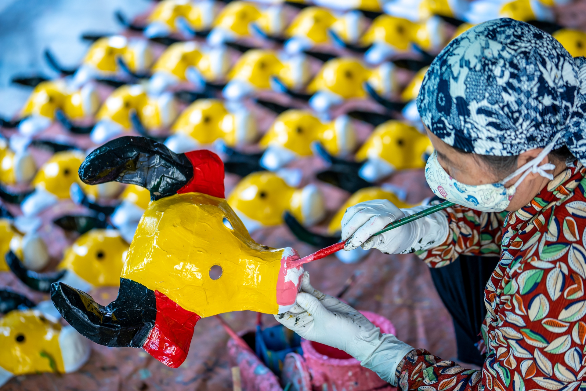 Những người thợ bên trong vẫn đang tất bật sản xuất trống, nhưng nhiều nhất là mặt nạ giấy bồi để có thể kịp thời cung cấp mặt hàng đậm nét văn hóa dâ