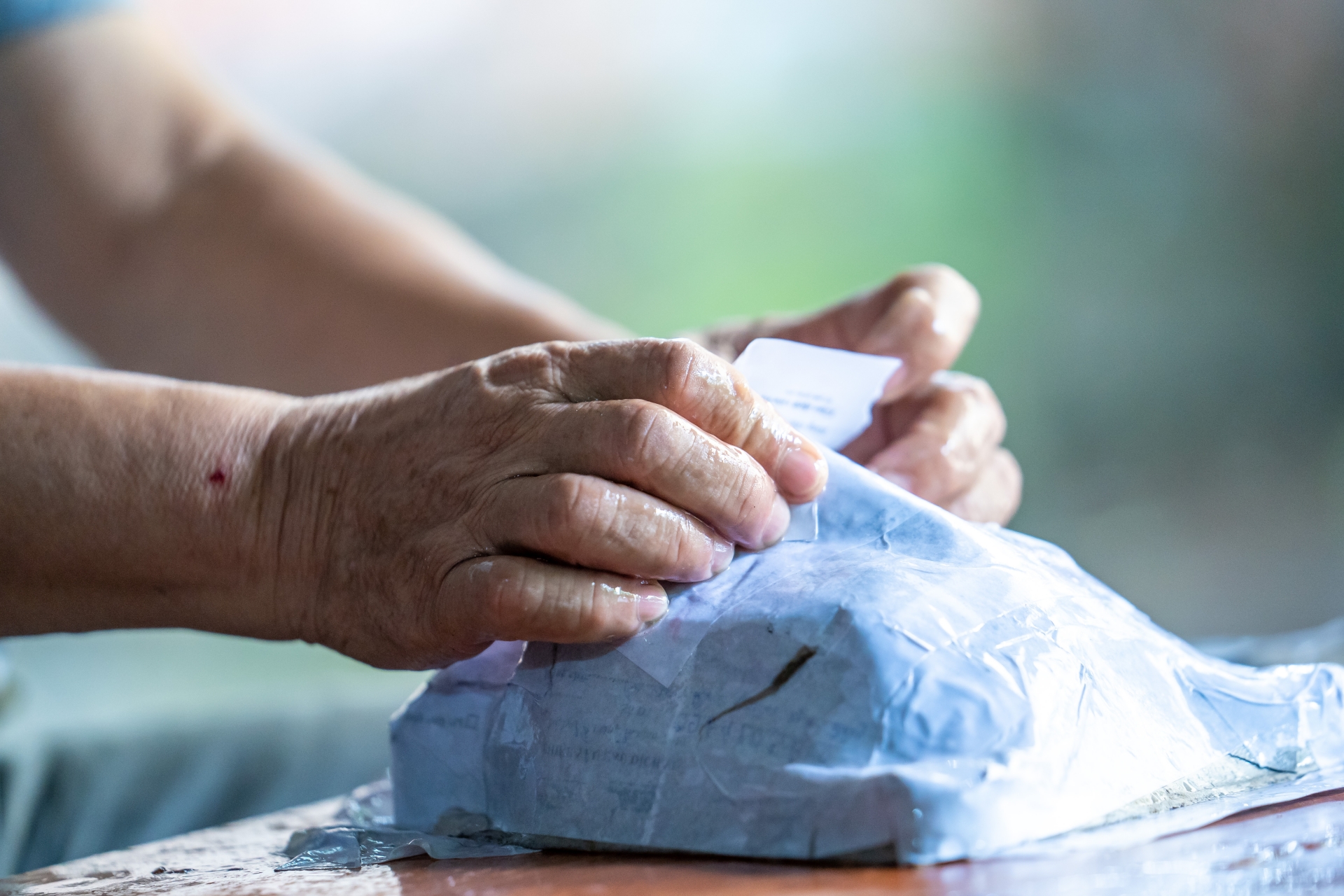 Những người thợ bên trong vẫn đang tất bật sản xuất trống, nhưng nhiều nhất là mặt nạ giấy bồi để có thể kịp thời cung cấp mặt hàng đậm nét văn hóa dâ