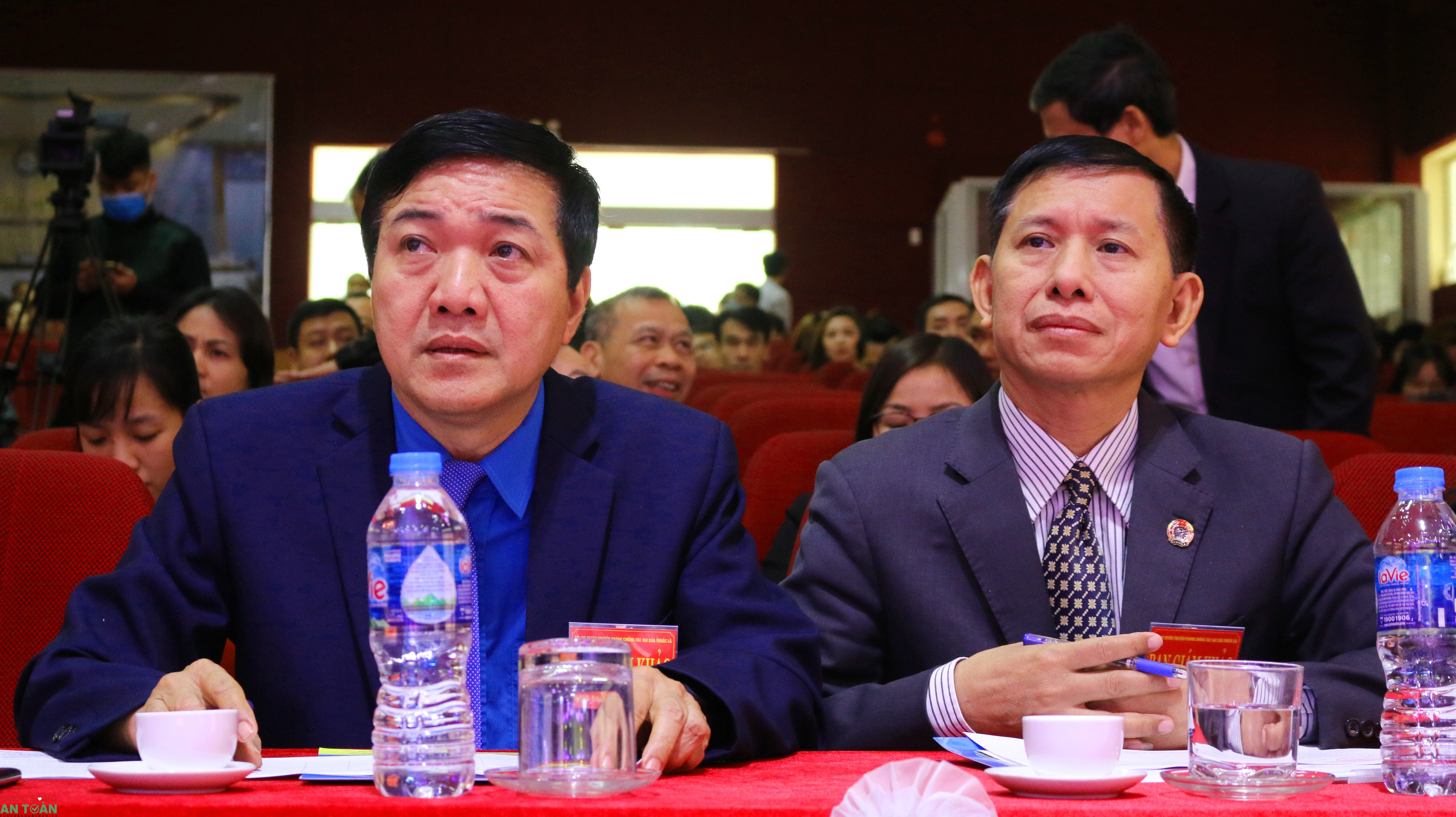 “Thuốc lá: Kẻ thù đốt cháy tương lai của bạn” “Thuốc lá: Kẻ thù đốt cháy tương lai của bạn”