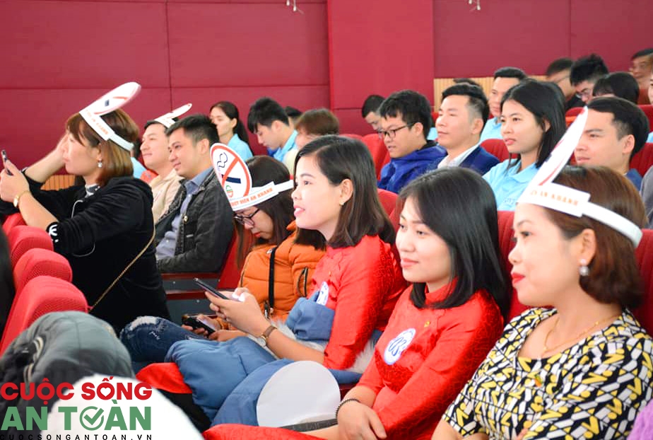 “Thuốc lá: Kẻ thù đốt cháy tương lai của bạn” “Thuốc lá: Kẻ thù đốt cháy tương lai của bạn”