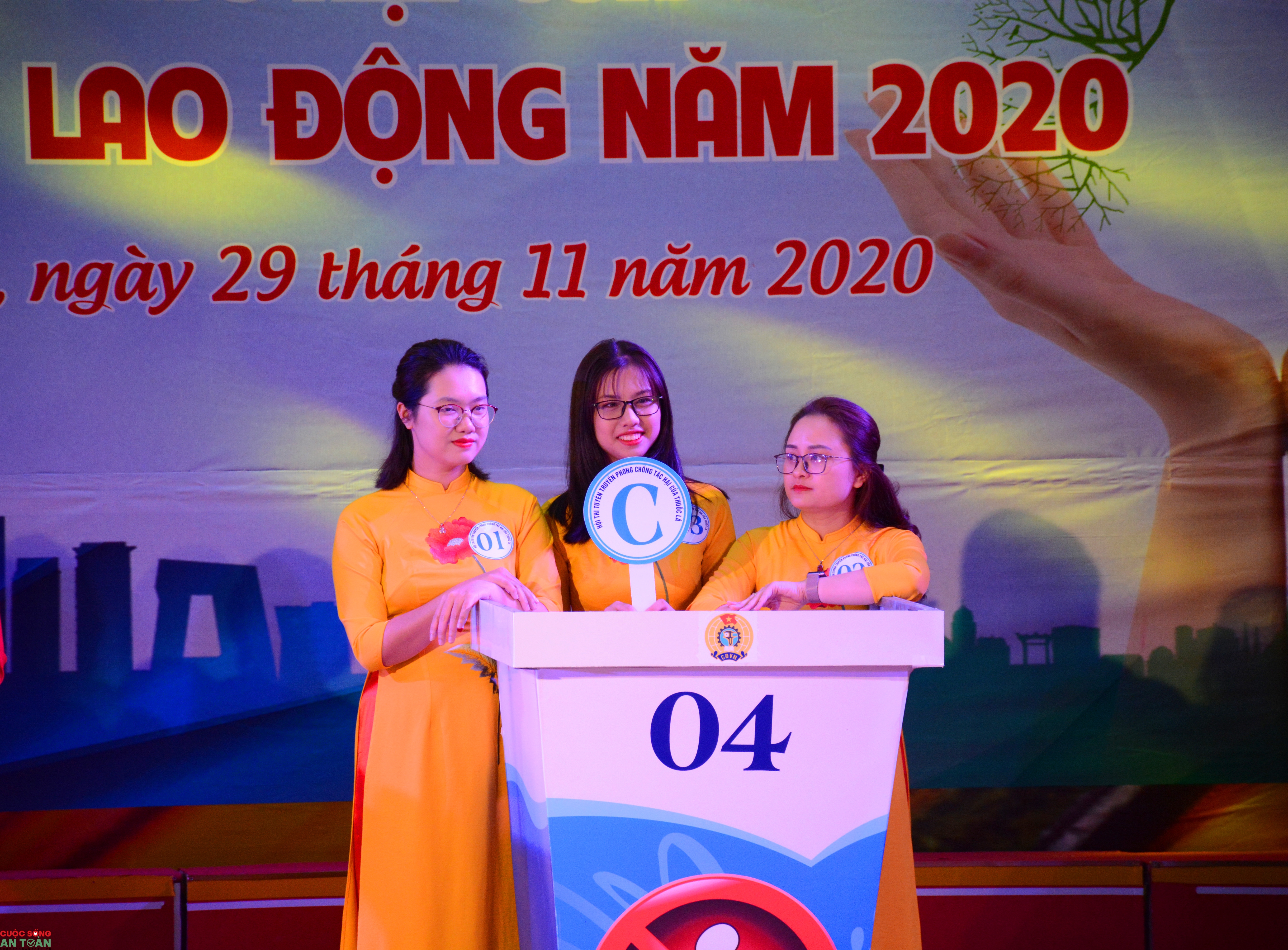 “Thuốc lá: Kẻ thù đốt cháy tương lai của bạn” “Thuốc lá: Kẻ thù đốt cháy tương lai của bạn”