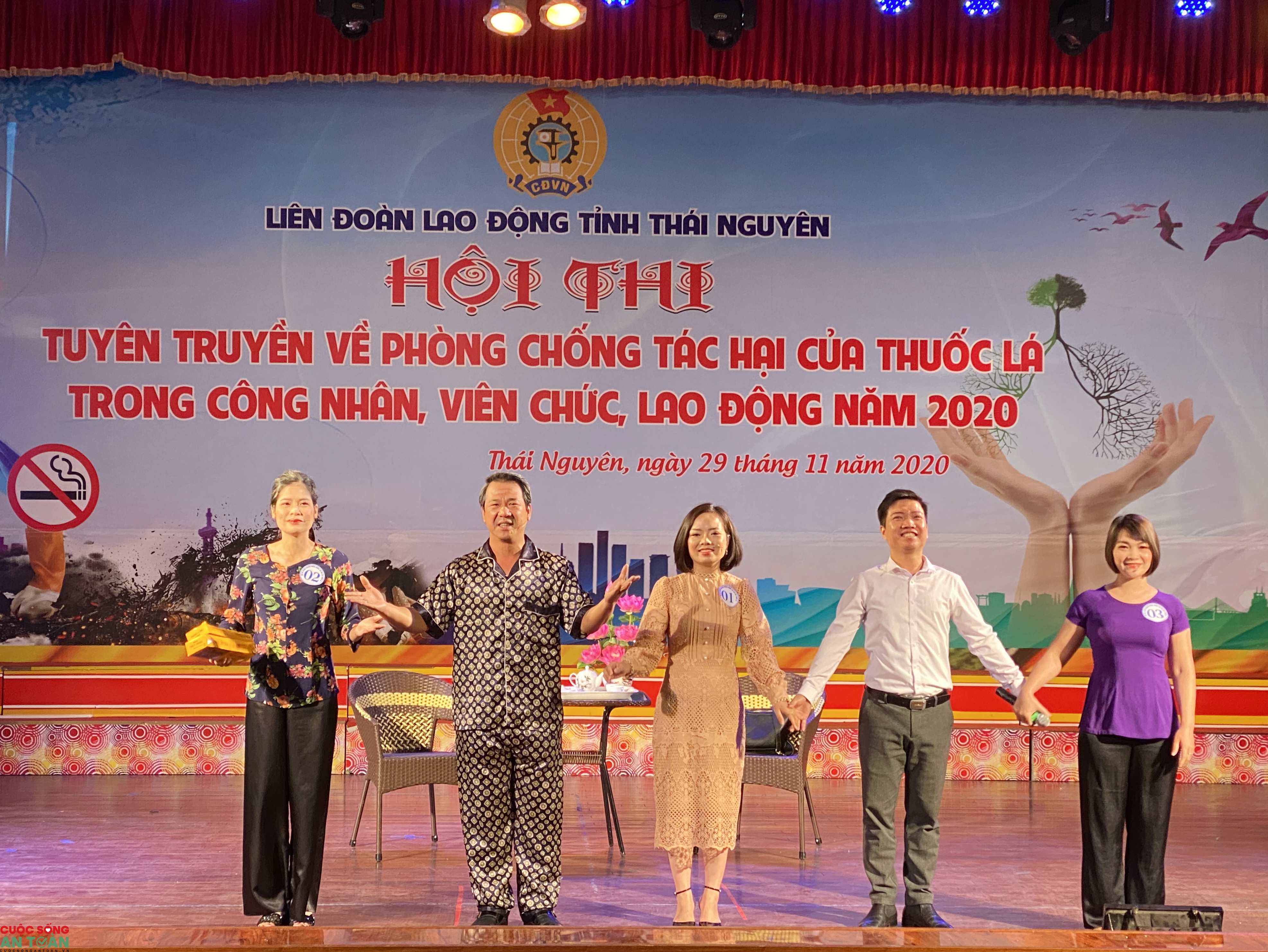 “Thuốc lá: Kẻ thù đốt cháy tương lai của bạn” “Thuốc lá: Kẻ thù đốt cháy tương lai của bạn”