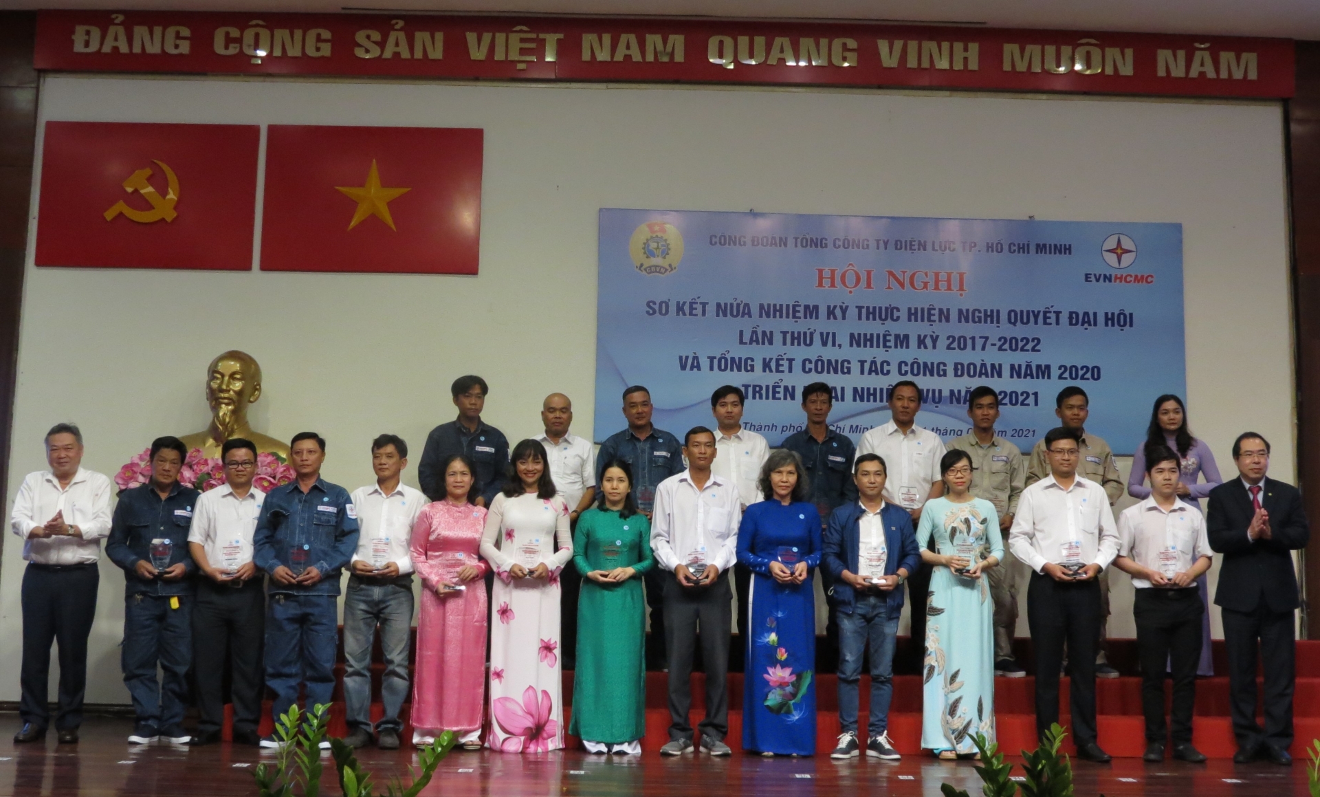 Không để người lao động nào ở lại phía sau trong cuộc chuyển đổi số của ngành Điện! Không để người lao động nào ở lại phía sau trong cuộc chuyển đổi số của ngành Điện!