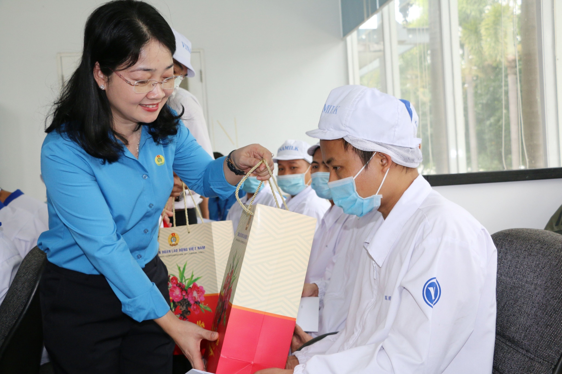 Phó Chủ tịch nước đề nghị cần quan tâm đến những công nhân bám xưởng trong dịp Tết Phó Chủ tịch nước đề nghị cần quan tâm đến những công nhân bám xưởng trong dịp Tết