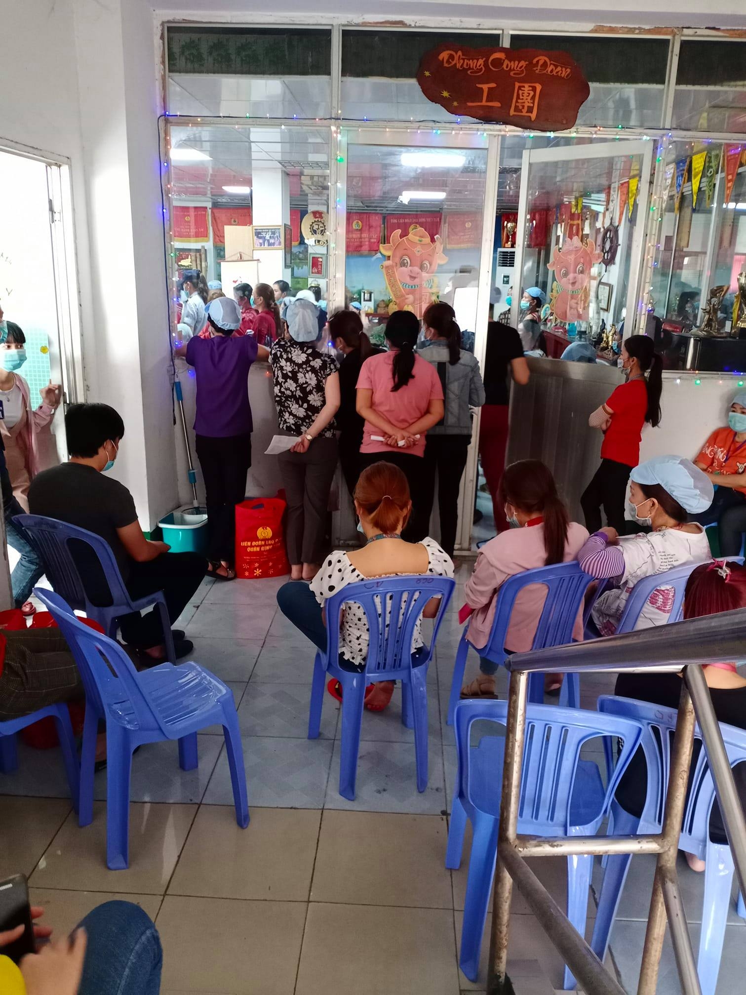 50% công nhân PouYuen VN đã mua vé xe về quê ăn Tết chọn “trả vé, khoan hãy về”