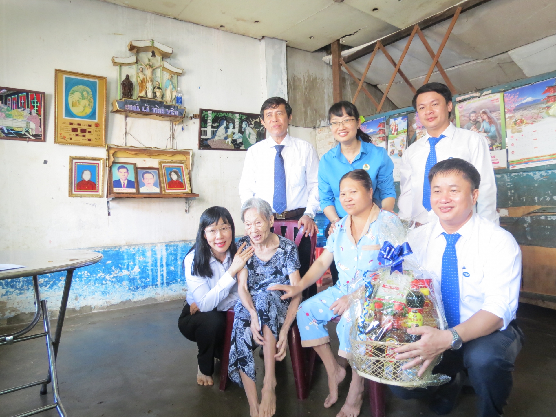 Mùa Xuân tặng nhau tấm lòng Mùa Xuân tặng nhau tấm lòng