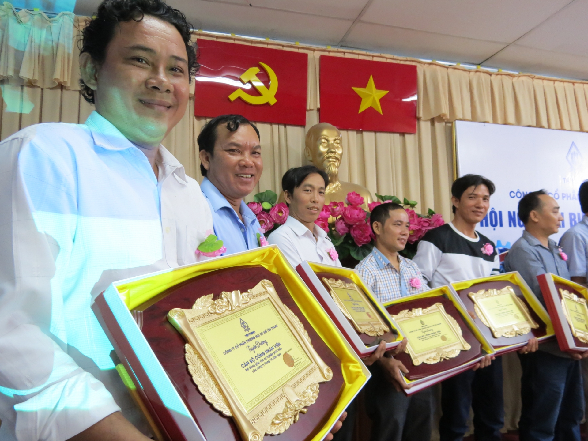 Cảm ơn người lao động bằng vàng!