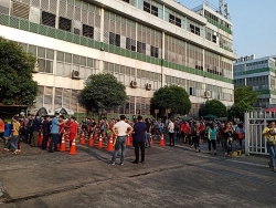 can bo tai khu cach ly tap trung duoc cong dan cat toc ky niem luu luyen khi chia tay