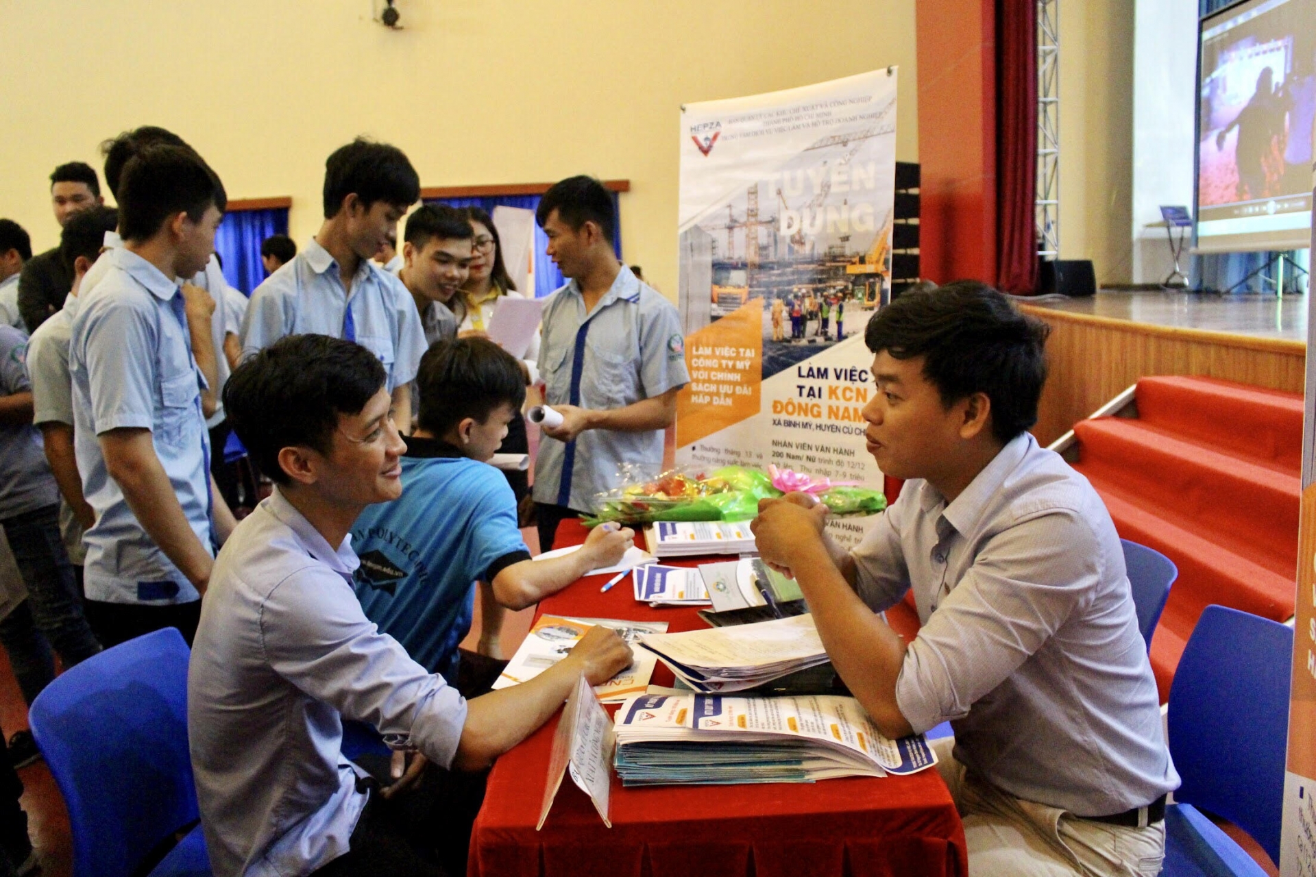 Hỗ trợ người lao động chịu ảnh hưởng bởi dịch Covid-19 tìm việc làm mới ho tro nguoi lao dong chiu anh huong boi dich covid 19 tim viec lam moi