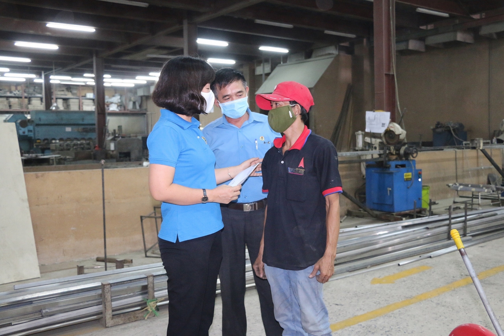 Triển khai gói hỗ trợ 50 tỷ đồng cho công nhân khó khăn vì dịch Covid-19 trien khai goi ho tro 50 ty dong cho cong nhan kho khan vi dich covid 19