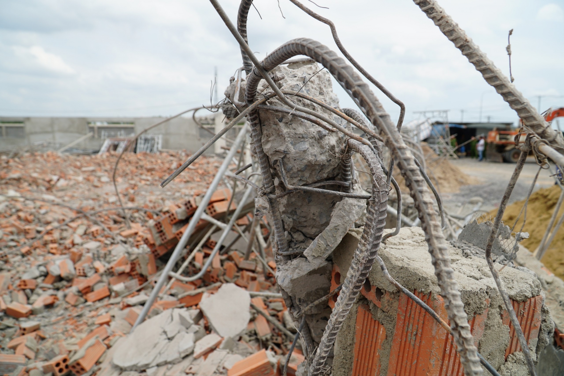 Hầu hết công nhân trong vụ sập tường 10 người chết không có hợp đồng lao động hau het cong nhan trong vu sap tuong 10 nguoi chet khong co hop dong lao dong