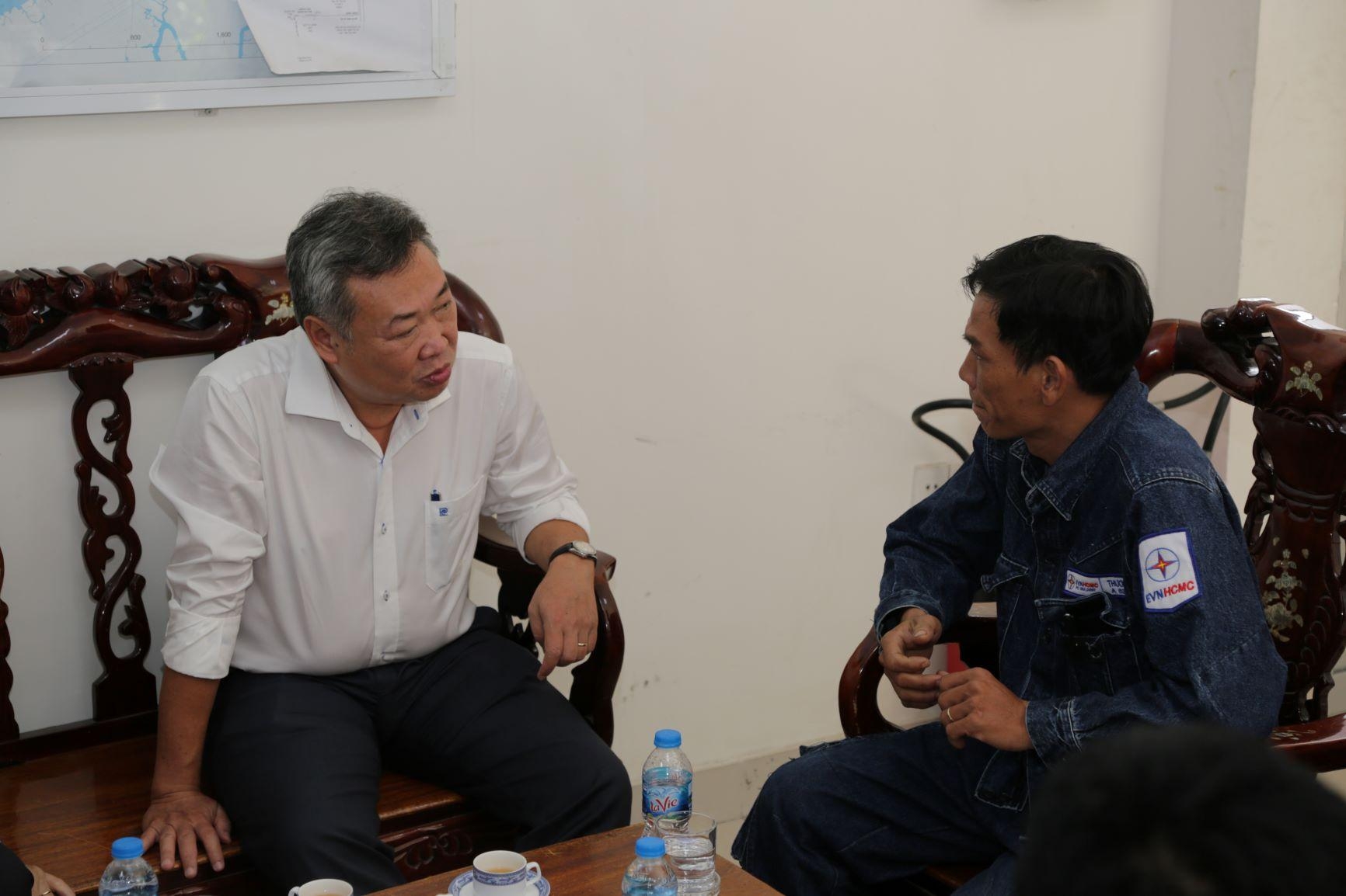 dong vien tham hoi cong nhan lam viec giua thoi tiet nang nong