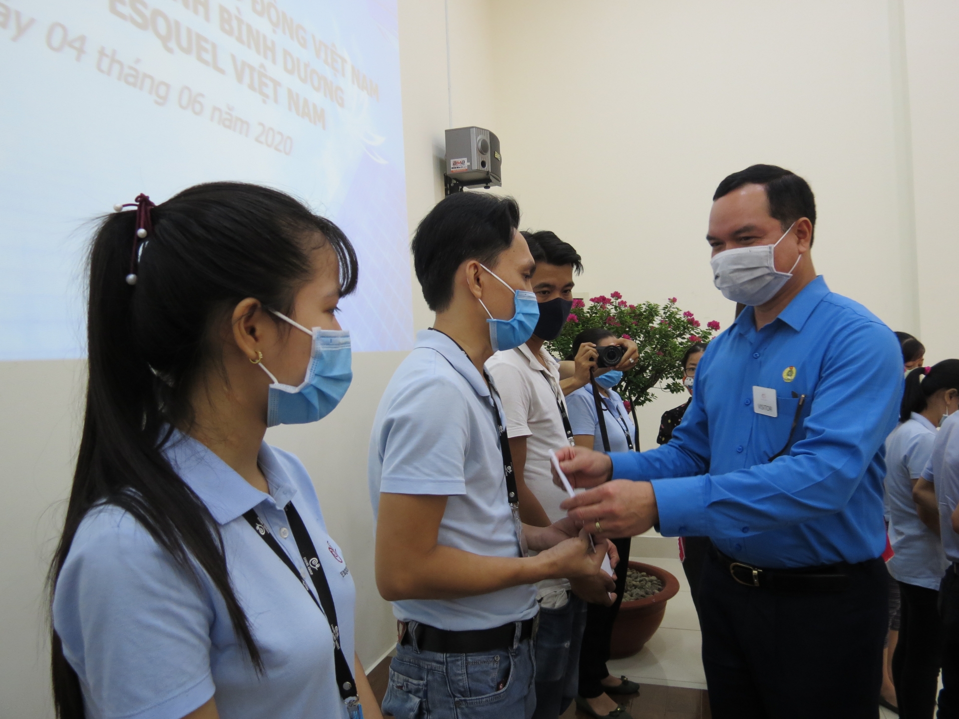 Đồng chí Nguyễn Đình Khang: “Chung mâm cơm nghĩa là gia đình đấy” dong chi nguyen dinh khang chung bua com chung bat dua nghia la gia dinh day